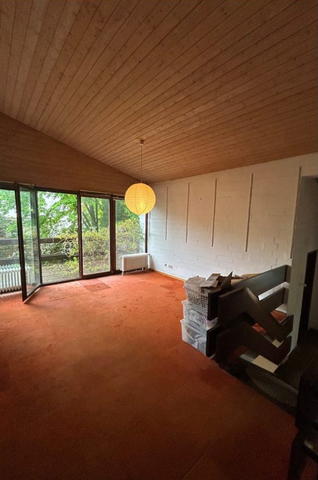 Geräumtes Dachzimmer mit Gartenblick